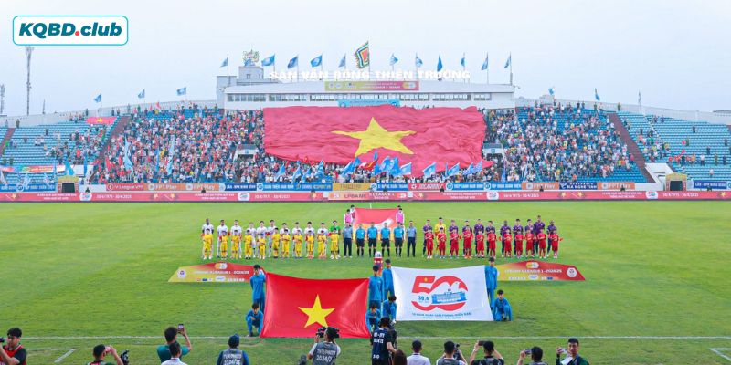 Toàn cảnh không khí sôi động trên các khán đài V-League, nơi người hâm mộ tiếp lửa cho các cầu thủ tranh tài